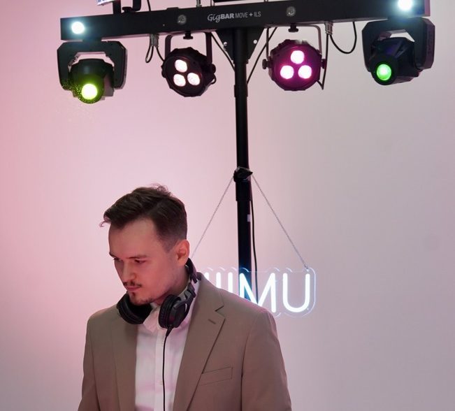 DJ mixt das Set im Borussia Park und Lichtspiel.