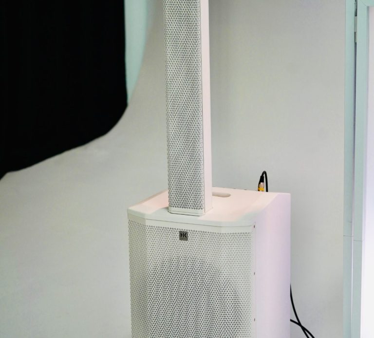 Zwei schlanke Lautsprecher mit quadratischem Sockel und hohen, schmalen Säulen.