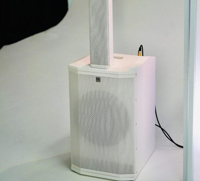 Zwei schlanke, weiße Lautsprecher mit Höhen- und Tieftonbassboxen.