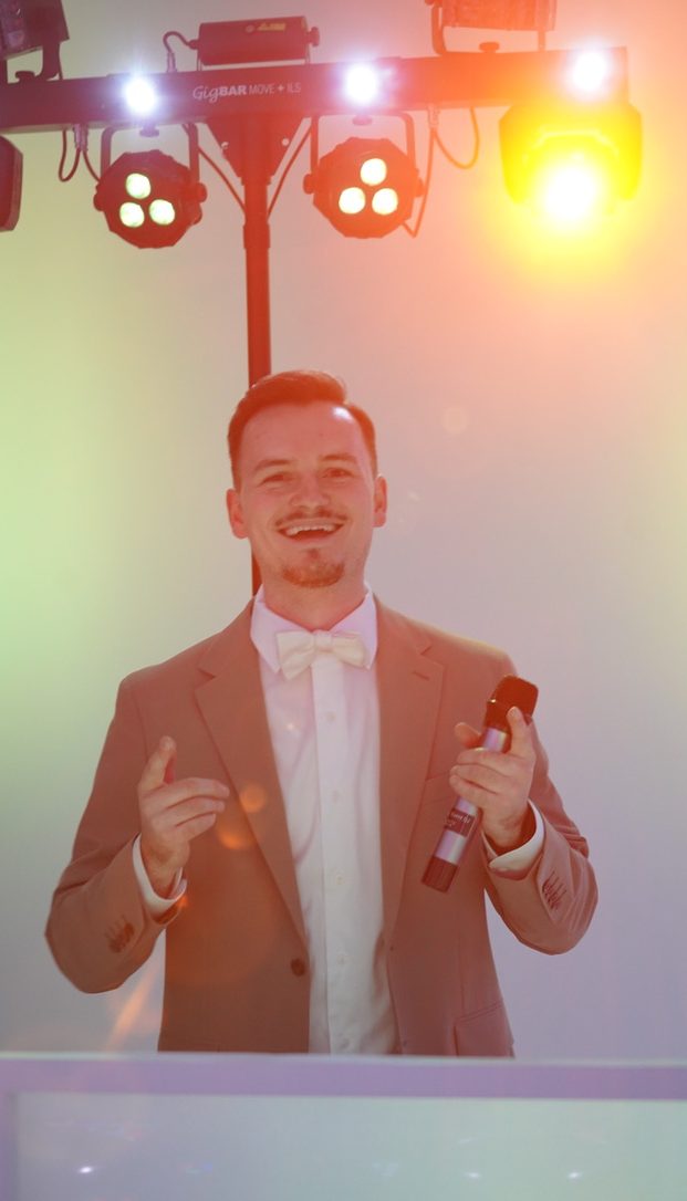 DJ-Setup mit Teilnehmern bei einer Veranstaltung in einem modernen Raum.